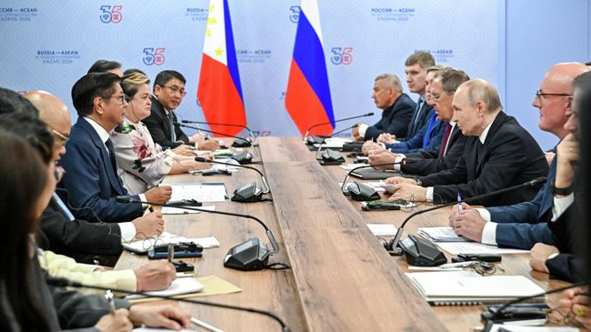 Президент РФ Владимир Путин и президент Филиппин Фердинанд Маркос-младший во время встречи на полях саммита Россия - АСЕАН в Казани