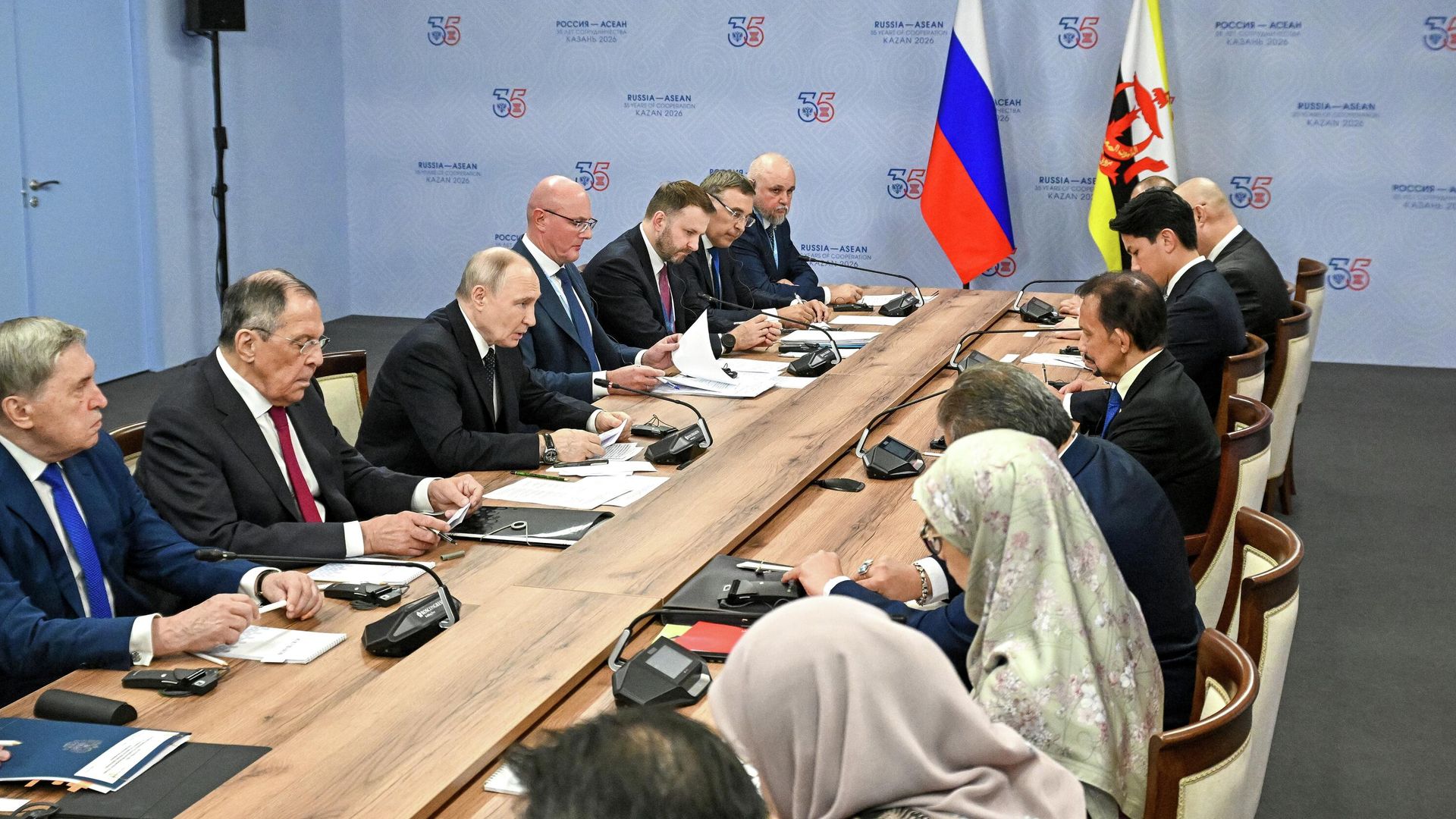 Президент РФ Владимир Путин и султан Брунея Даруссалам Хаджи Хассанал Болкиах во время встречи на полях саммита Россия - АСЕАН в Казани Президент РФ Владимир Путин и султан Брунея Даруссалам Хаджи Хассанал Болкиах во время встречи на полях саммита Россия - АСЕАН в Казани - РИА Новости, 1920, 17.06.2026