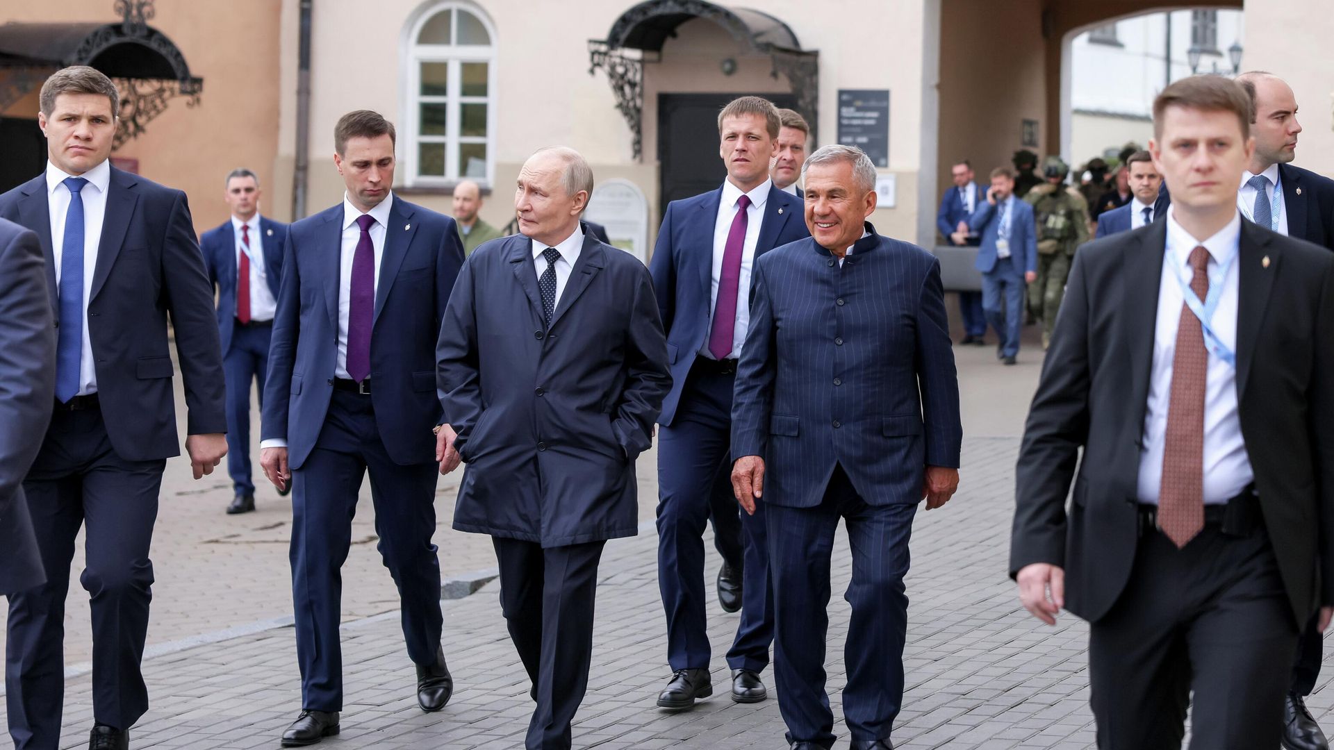 Президент России Владимир Путин и глава Республики Татарстан Рустам Минниханов во время осмотра Казанского кремля Президент России Владимир Путин и глава Республики Татарстан Рустам Минниханов во время осмотра Казанского кремля - РИА Новости, 1920, 18.06.2026