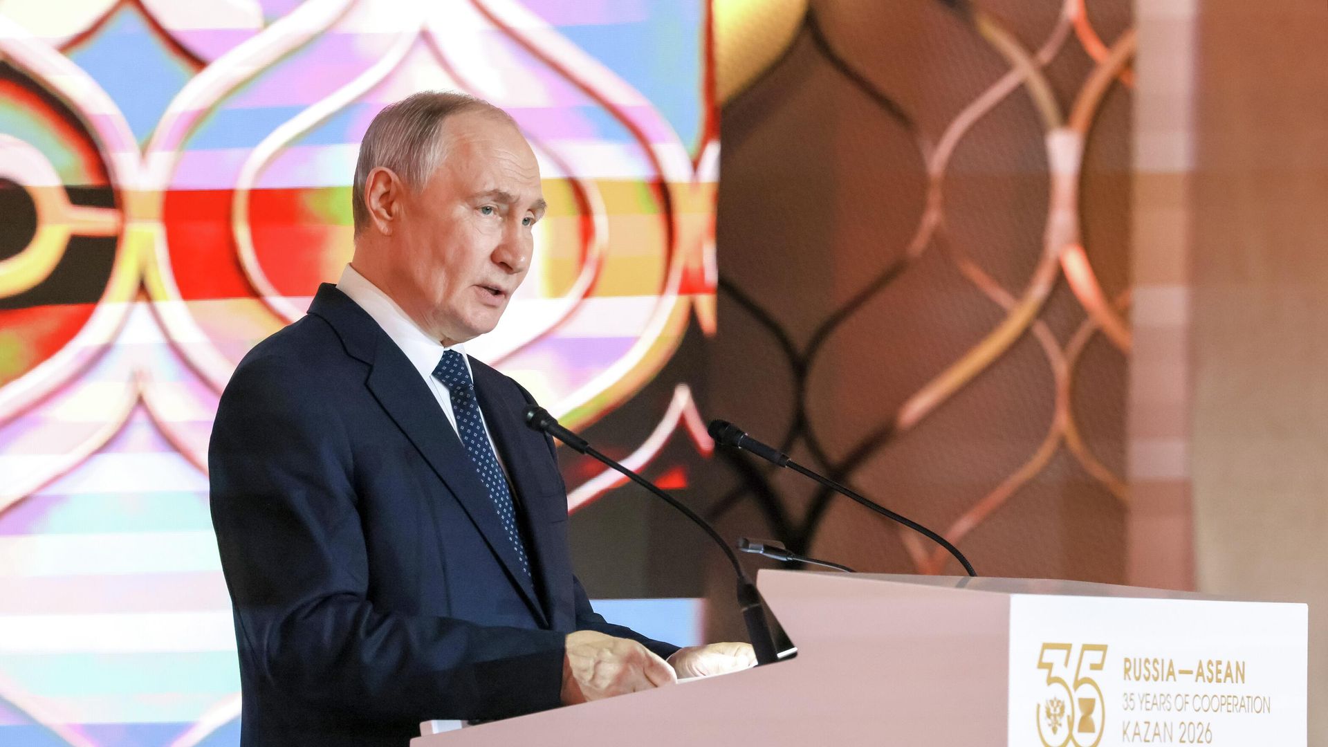 Президент России Владимир Путин во время торжественного приема в честь глав делегаций - участников саммита Россия - АСЕАН в Казани - РИА Новости, 1920, 17.06.2026