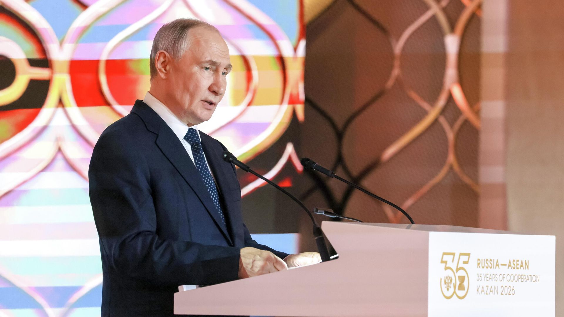 Президент России Владимир Путин во время торжественного приема в честь глав делегаций - участников саммита Россия - АСЕАН в Казани Президент России Владимир Путин во время торжественного приема в честь глав делегаций - участников саммита Россия - АСЕАН в Казани - РИА Новости, 1920, 17.06.2026