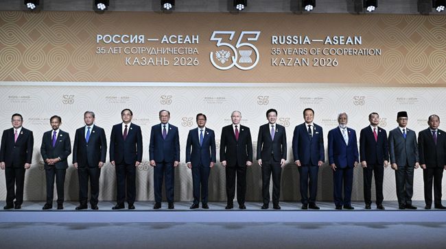 Президент РФ Владимир Путин на церемонии фотографирования глав делегаций — участников саммита Россия — АСЕАН в Казани