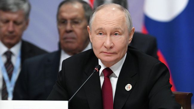 Президент РФ Владимир Путин на пленарном заседании саммита Россия - АСЕАН в Казани