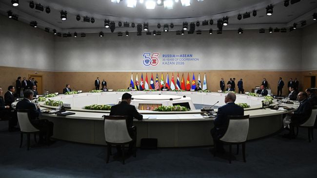 Президент России Владимир Путин и главы делегаций на пленарном заседании саммита Россия - АСЕАН в Казани