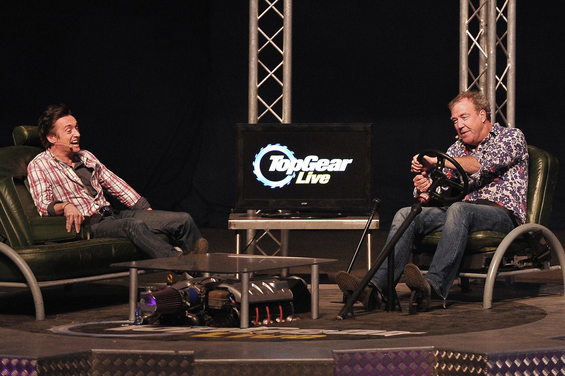 Британские телеведущие программы Top Gear Ричард Хаммонд и Джереми Кларксон во время автомобильного шоу Top Gear в СК Олимпийский в Москве - РИА Новости, 1920, 18.06.2026