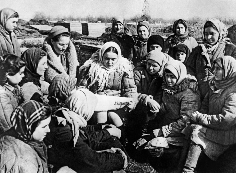 Агитатор колхоза Вторая пятилетка в Хабаровском крае читает колхозницам сводку Совинформбюро