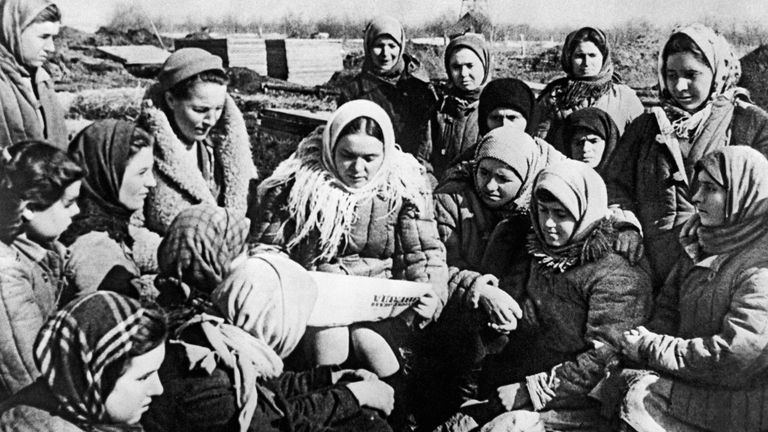Агитатор колхоза Вторая пятилетка в Хабаровском крае читает колхозницам сводку Совинформбюро