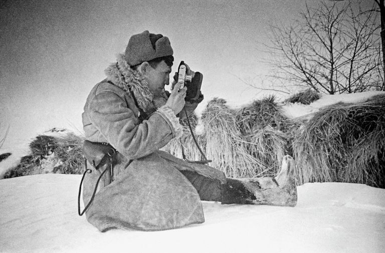 Фотокорреспондент Александр Моклецов во время фотосъемки