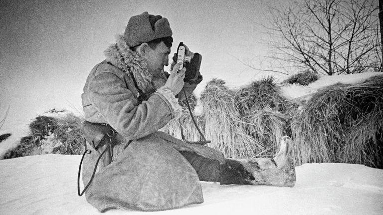 Фотокорреспондент Александр Моклецов во время фотосъемки