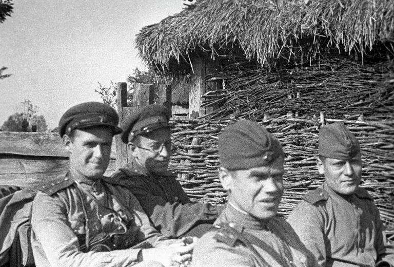 Военный фотокорреспондент Олег Борисович Кнорринг, писатель Василий Семенович Гроссман и военный журналист газеты Красная Звезда Иван Александрович Хитров на одном из фронтов