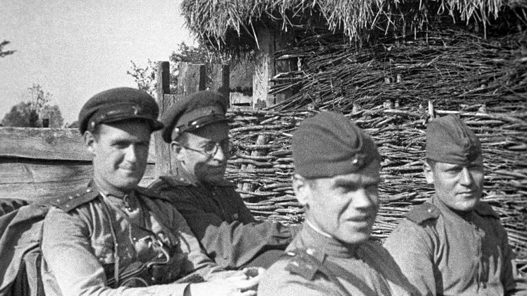Военный фотокорреспондент Олег Борисович Кнорринг, писатель Василий Семенович Гроссман и военный журналист газеты Красная Звезда Иван Александрович Хитров на одном из фронтов