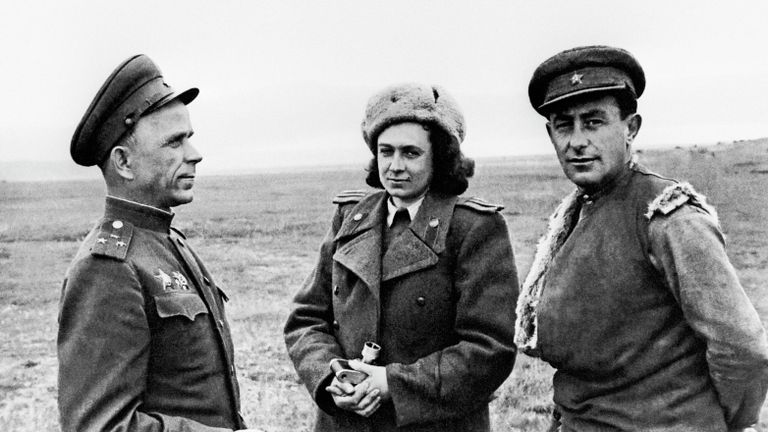 Военные фотокорреспонденты Ольга Ландер и Марк Редькин, район станции Раздельная