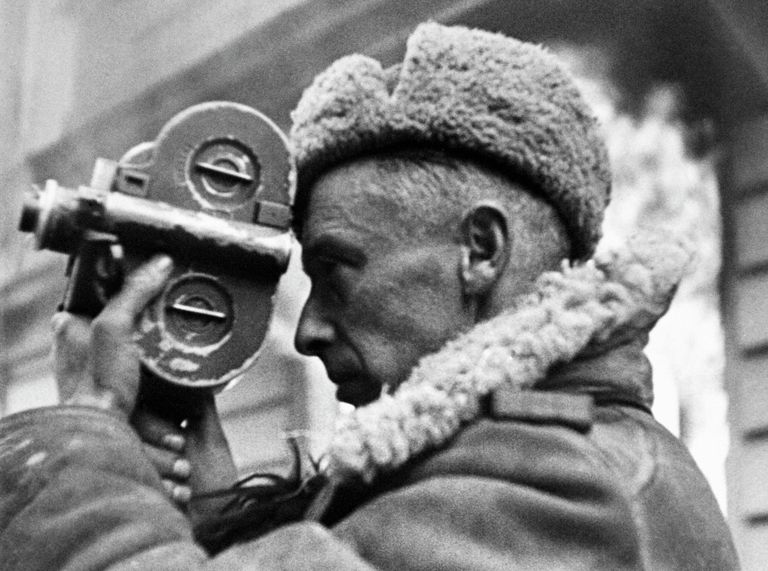 Фронтовой кинооператор Роман Кармен ведет съемку в Кенигсберге