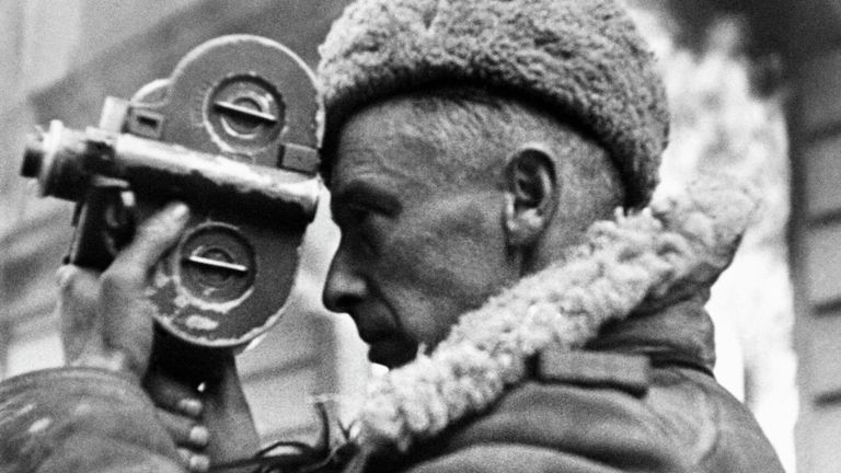 Фронтовой кинооператор Роман Кармен ведет съемку в Кенигсберге