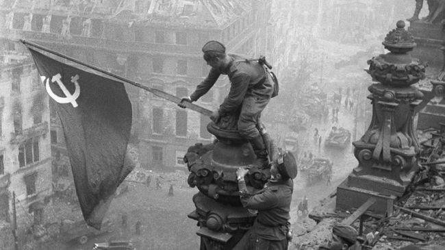Знамя Победы на здании Рейхстага в Берлине