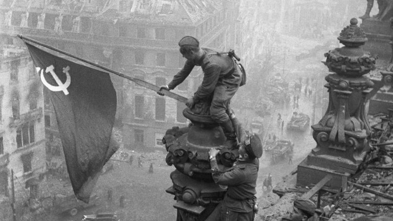 Знамя Победы на здании Рейхстага в Берлине