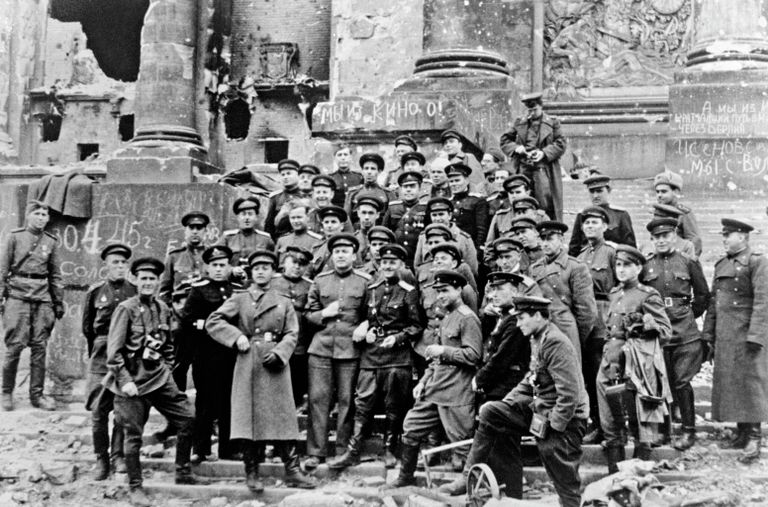 Групповой портрет советских фотожурналистов и кинооператоров у здания Рейхстага