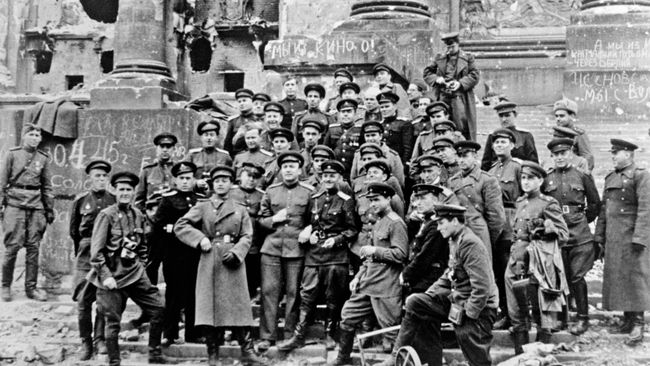 Групповой портрет советских фотожурналистов и кинооператоров у здания Рейхстага