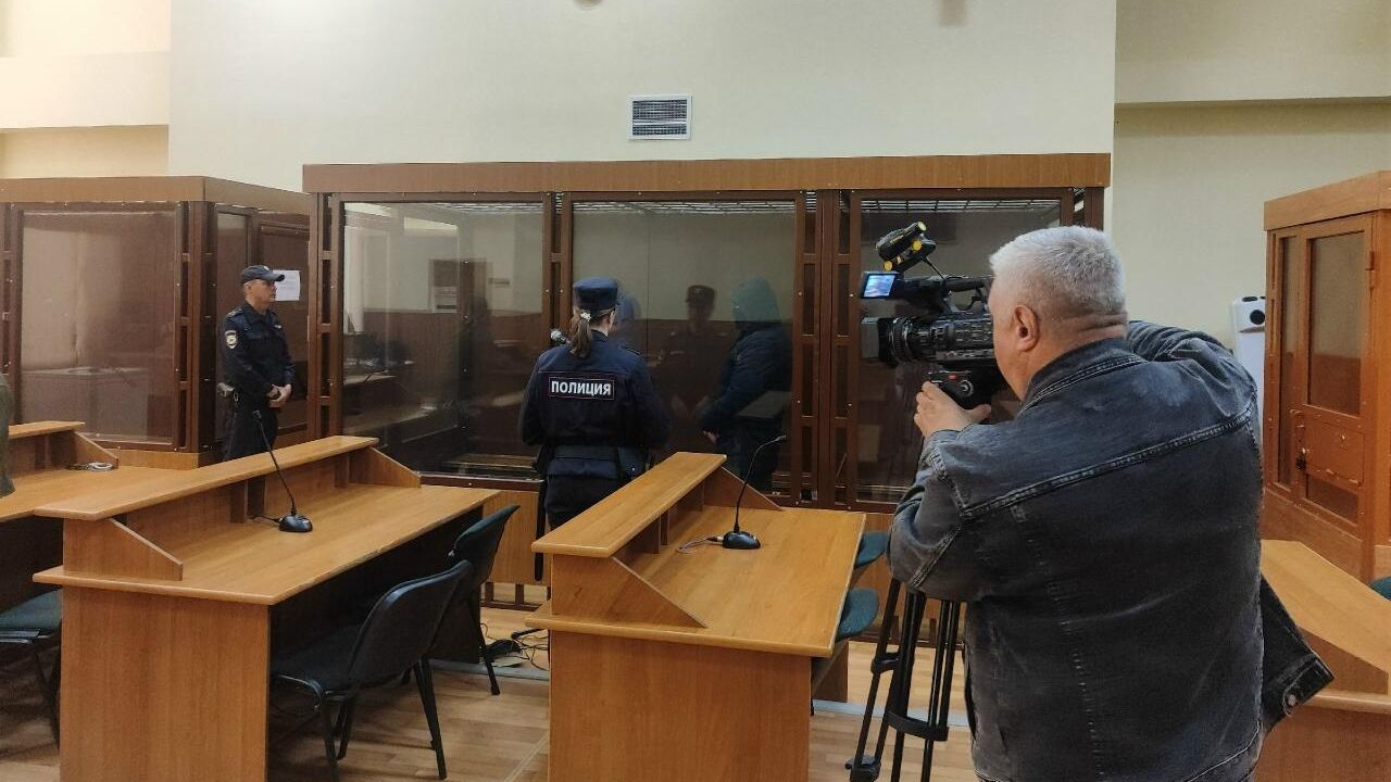 Оглашение приговора мужчине, обвиняемого в убийстве и ранении полицейских в Архангельской области - РИА Новости, 1920, 18.06.2026