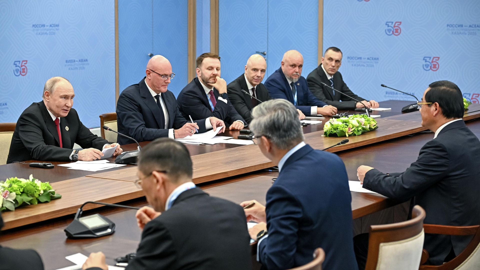 Президент РФ Владимир Путин и премьер-министр Лаоса Сонексай Сипхандон во время встречи на полях саммита Россия - АСЕАН в Казани Президент РФ Владимир Путин и премьер-министр Лаоса Сонексай Сипхандон во время встречи на полях саммита Россия - АСЕАН в Казани - РИА Новости, 1920, 18.06.2026