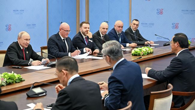 Президент РФ Владимир Путин и премьер-министр Лаоса Сонексай Сипхандон во время встречи на полях саммита Россия - АСЕАН в Казани