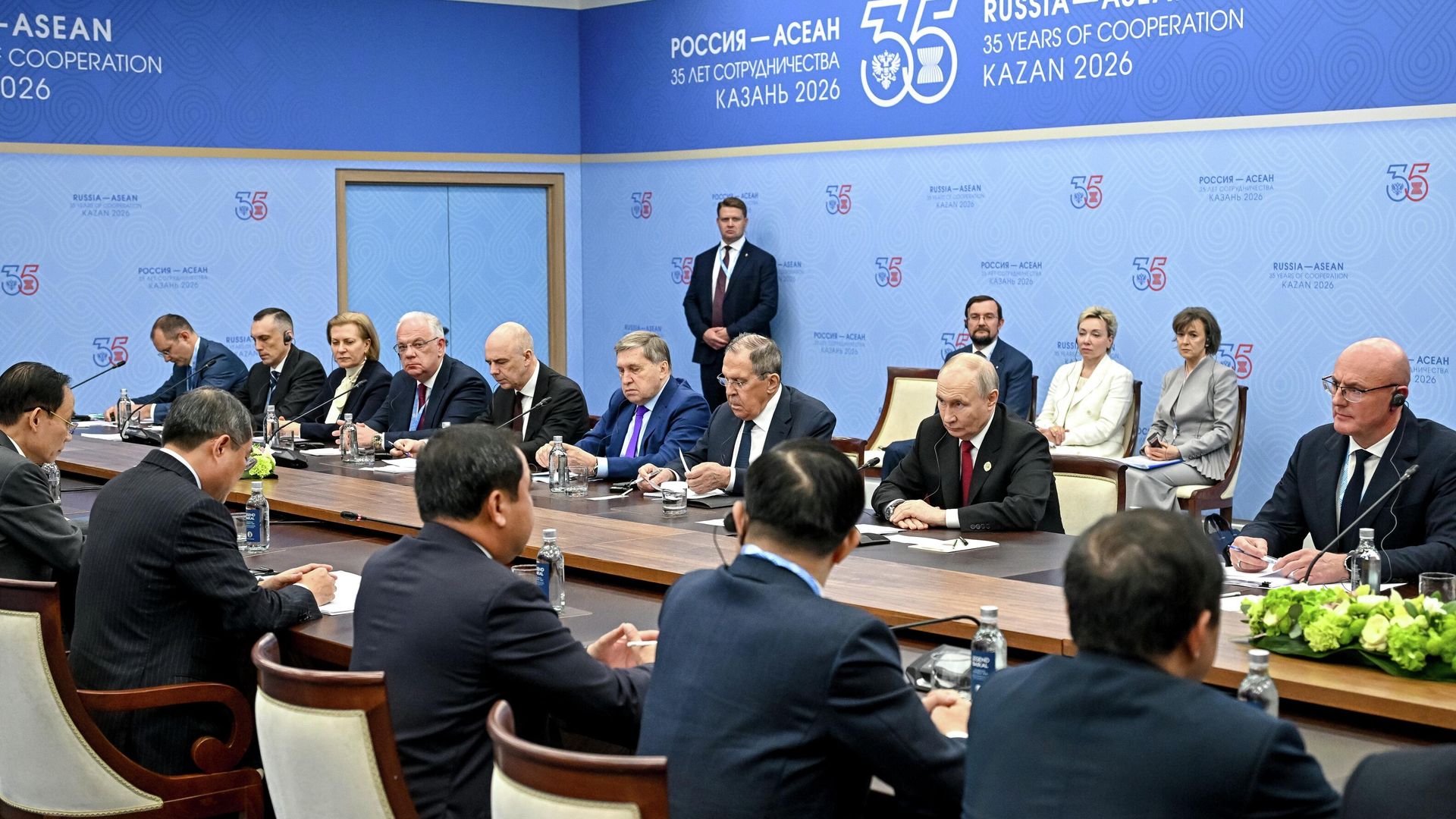 Президент РФ Владимир Путин и премьер-министр Социалистической Республики Вьетнам Ле Минь Хынг во время встречи на полях саммита Россия - АСЕАН в Казани. 18 июня 2026 Президент РФ Владимир Путин и премьер-министр Социалистической Республики Вьетнам Ле Минь Хынг во время встречи на полях саммита Россия - АСЕАН в Казани. 18 июня 2026 - РИА Новости, 1920, 18.06.2026