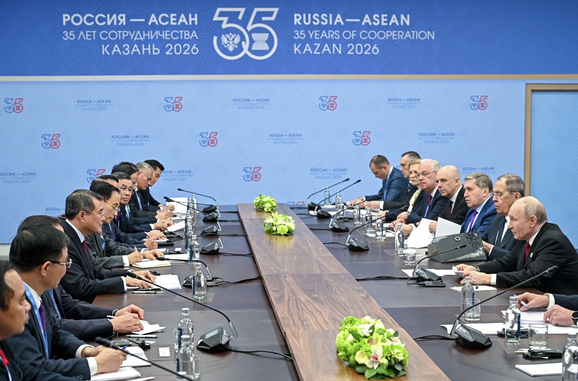 Президент РФ Владимир Путин и премьер-министр Социалистической Республики Вьетнам Ле Минь Хынг во время встречи на полях саммита Россия - АСЕАН в Казани - РИА Новости, 1920, 18.06.2026
