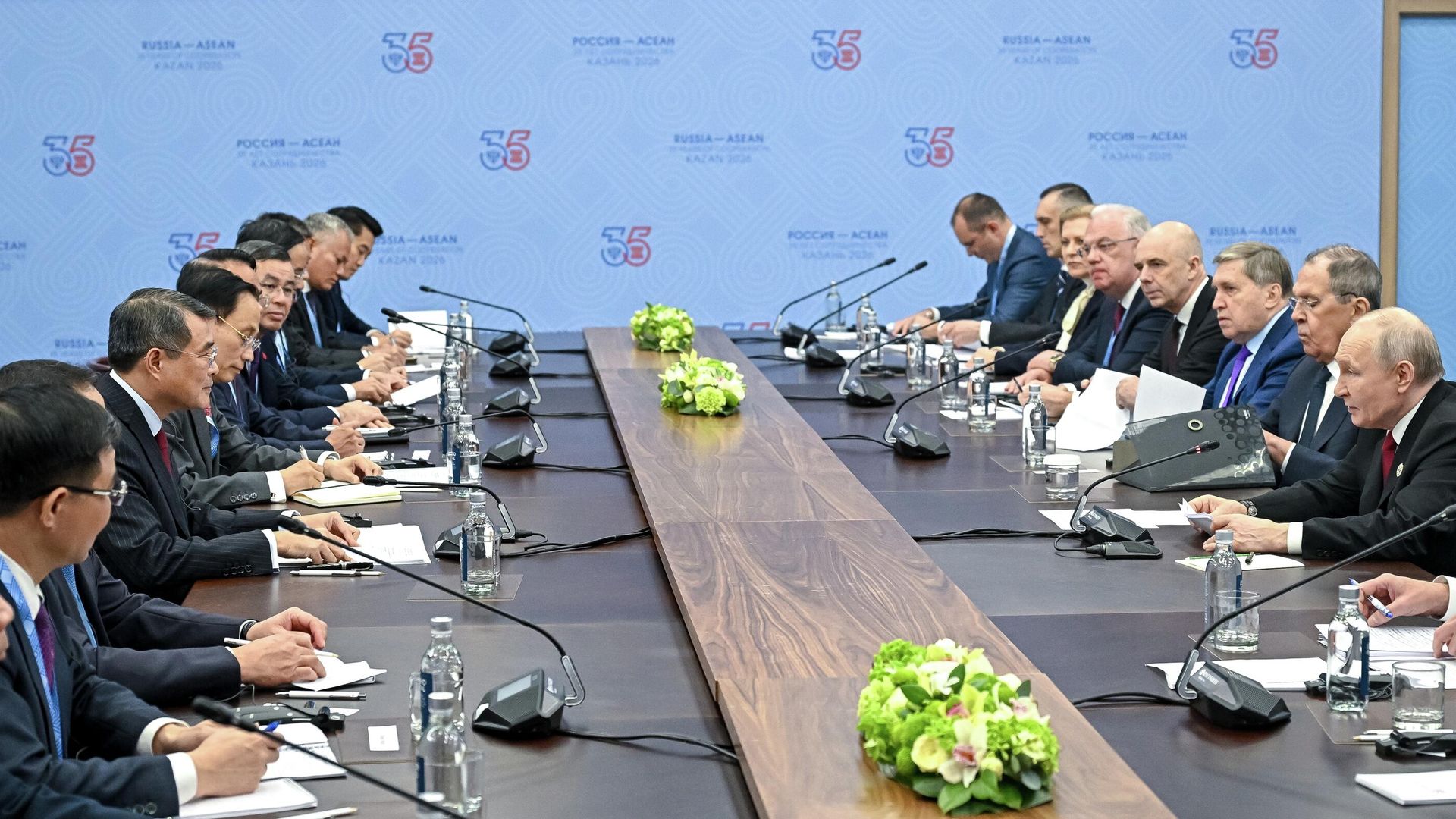 Президент РФ Владимир Путин и премьер-министр Социалистической Республики Вьетнам Ле Минь Хынг во время встречи на полях саммита Россия - АСЕАН в Казани. 18 июня 2026 - РИА Новости, 1920, 18.06.2026