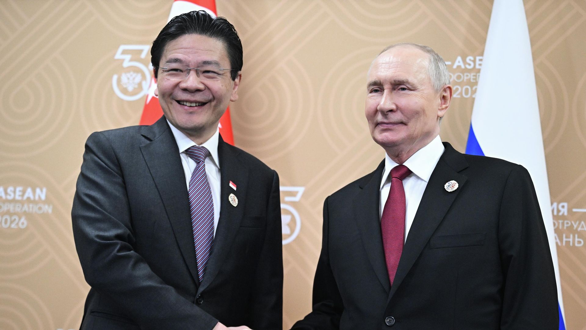 Президент РФ Владимир Путин и премьер-министр Сингапура Лоуренс Вонг во время встречи на полях саммита Россия - АСЕАН в Казани. 18 июня 2026 - РИА Новости, 1920, 18.06.2026