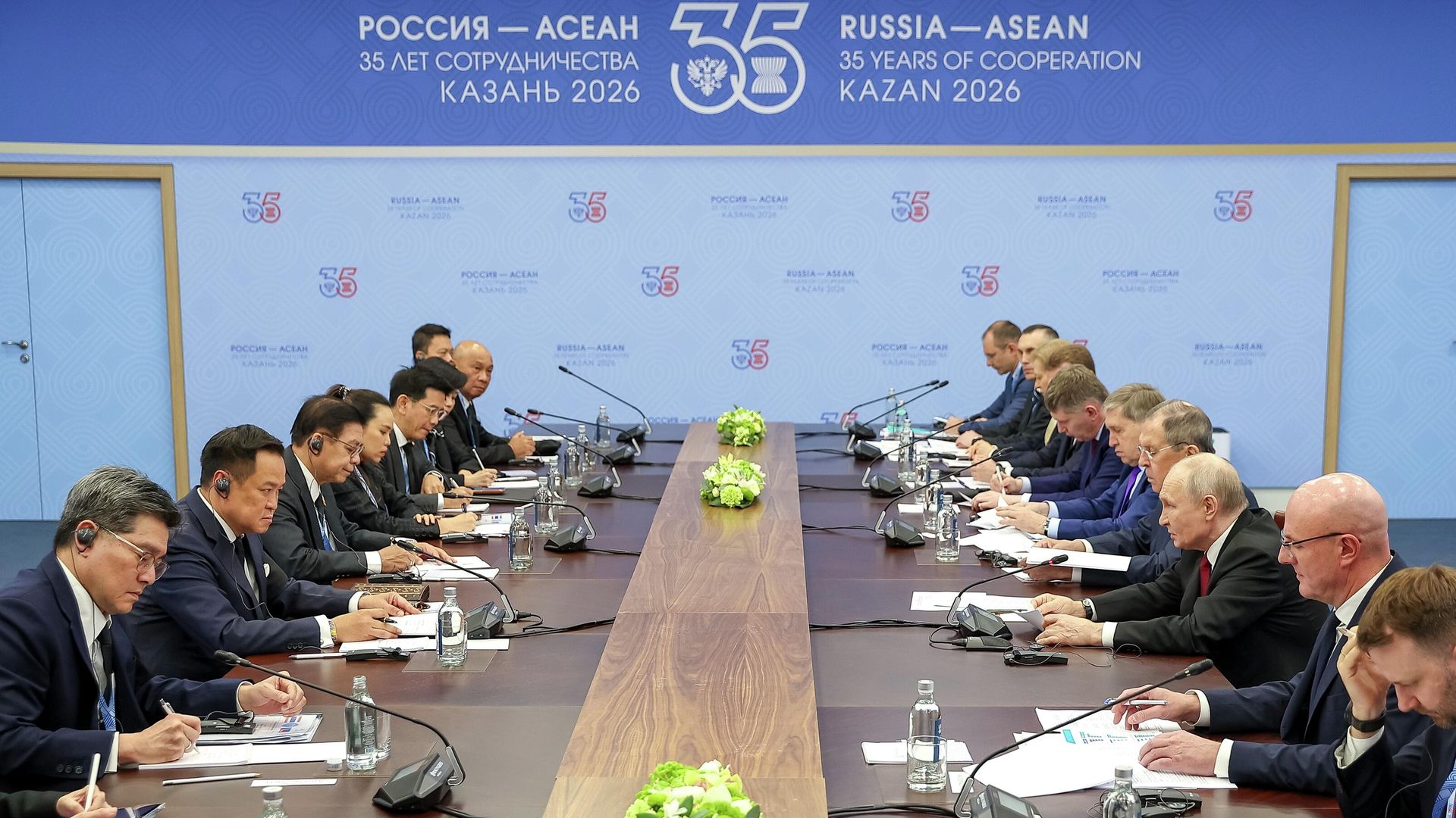 Президент РФ Владимир Путин и председатель правительства Королевства Таиланд Анутин Чарнвиракул во время встречи на полях саммита Россия - АСЕАН в Казани Президент РФ Владимир Путин и председатель правительства Королевства Таиланд Анутин Чарнвиракул во время встречи на полях саммита Россия - АСЕАН в Казани - РИА Новости, 1920, 18.06.2026
