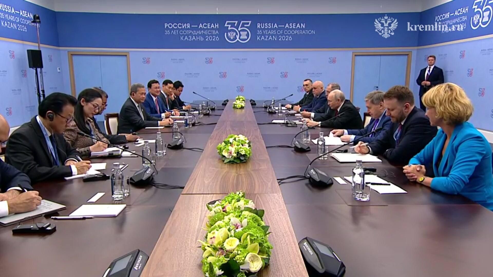 Путин на встрече Премьер-министром Камбоджи Хун Манетом Путин на встрече Премьер-министром Камбоджи Хун Манетом - РИА Новости, 1920, 18.06.2026