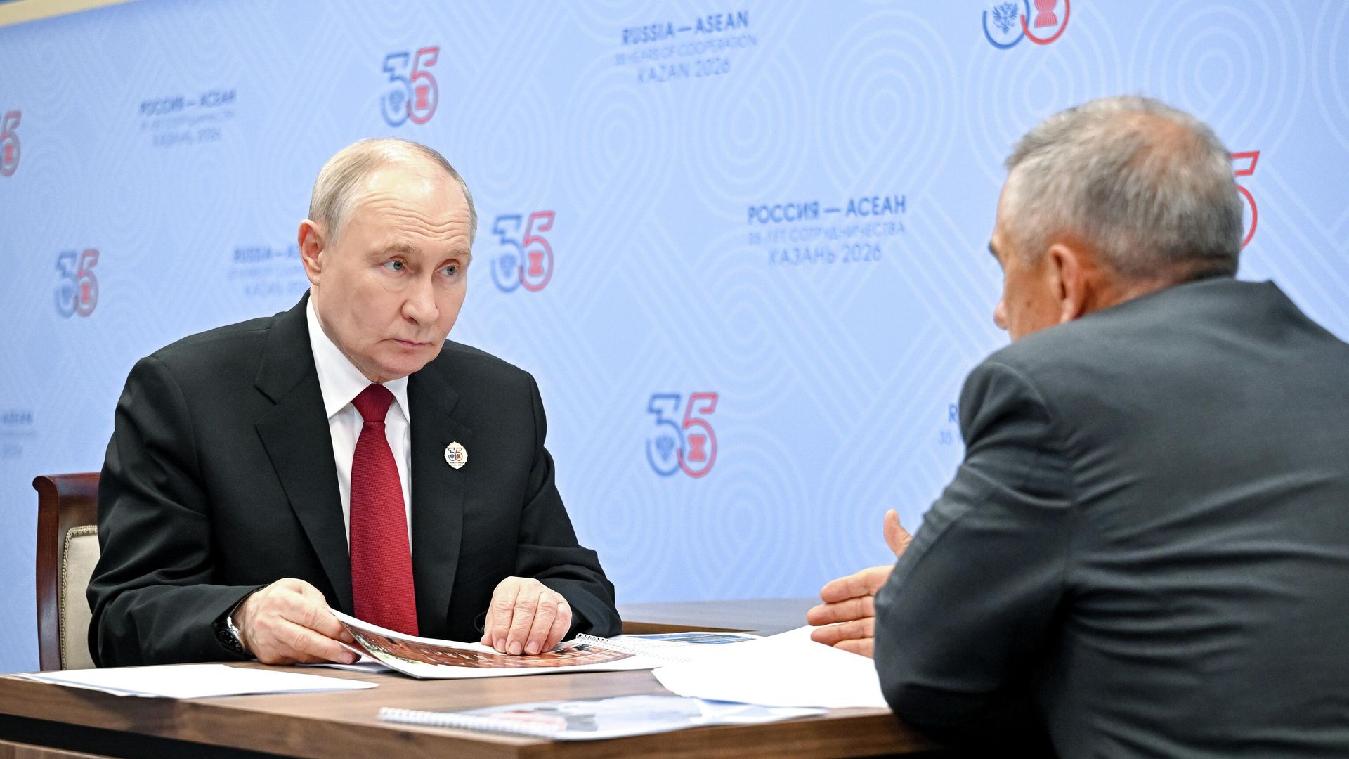 Президент РФ Владимир Путин и глава Республики Татарстан Рустам Минниханов перед церемонией открытия комплекса компрессорных агрегатов СПГ Президент РФ Владимир Путин и глава Республики Татарстан Рустам Минниханов перед церемонией открытия комплекса компрессорных агрегатов СПГ - РИА Новости, 1920, 18.06.2026