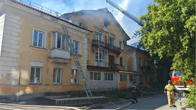 Тушение пожара в жилом доме в Калининском районе в Новосибирске