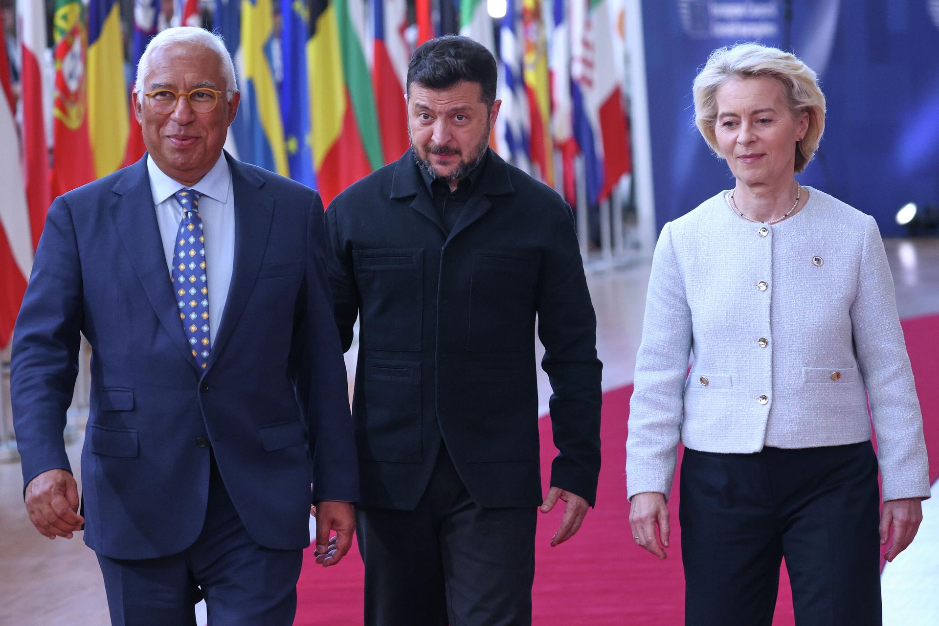 Председатель Евросовета Антониу Кошта, Владимир Зеленский и глава Еврокомиссии Урсула фон дер Ляйен Председатель Евросовета Антониу Кошта, Владимир Зеленский и глава Еврокомиссии Урсула фон дер Ляйен - РИА Новости, 1920, 20.08.2026
