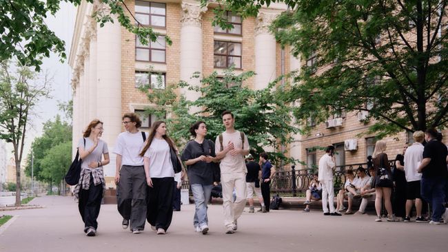 Студенты около университета Студенты около университета