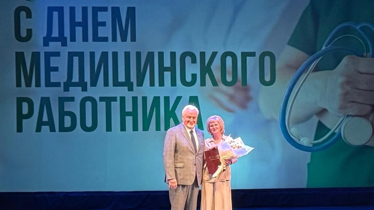 Председатель Тамбовской областной думы Евгений Матушкин наградил медицинских работников Тамбовской области Председатель Тамбовской областной думы Евгений Матушкин наградил медицинских работников Тамбовской области - РИА Новости, 1920, 19.06.2026