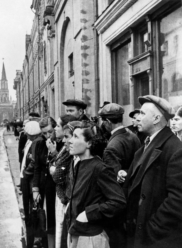 Жители столицы 22 июня 1941 года во время объявления по радио правительственного сообщения о вероломном нападении фашистской Германии на Советский Союз