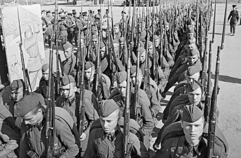 Колонны бойцов движутся на фронт, Москва, 23 июня 1941 года