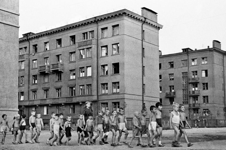 Воспитатель и юные москвичи на улице Шарикоподшипниковская (дом № 6) на второй день войны, Москва, 23 июня 1941 года