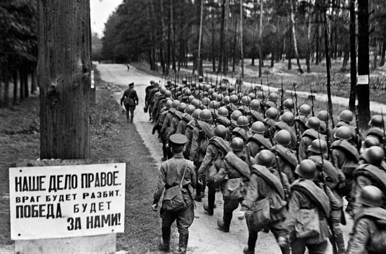 Колонны бойцов движутся на фронт, Москва, 23 июня 1941 года