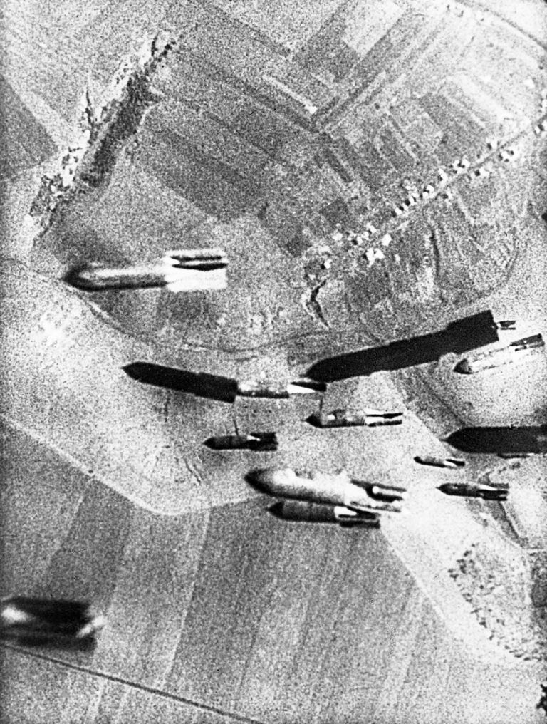 Фашистские авиабомбы падают на советскую землю, 22 июня 1941 года