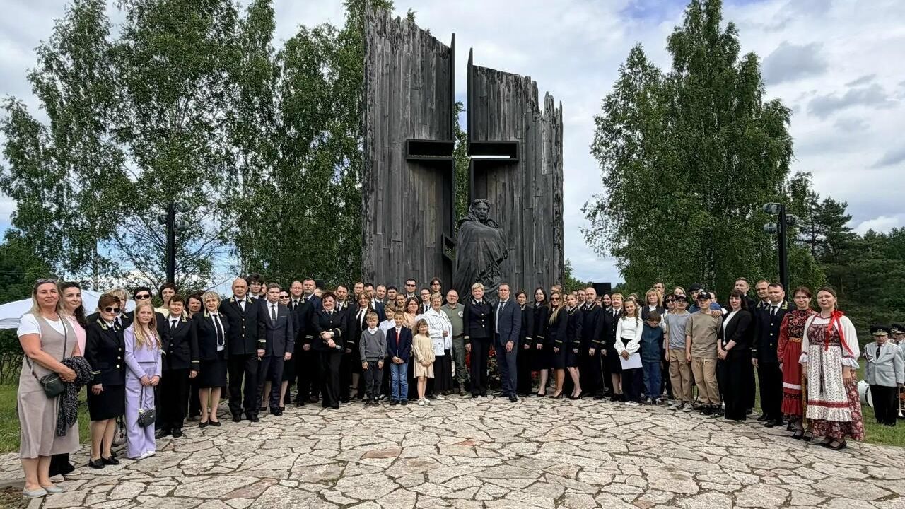 Судейское сообщество почтило память жертв массовых убийств фашистов у мемориального комплекса в новгородской деревне Жестяная Горка Судейское сообщество почтило память жертв массовых убийств фашистов у мемориального комплекса в новгородской деревне Жестяная Горка - РИА Новости, 1920, 19.06.2026