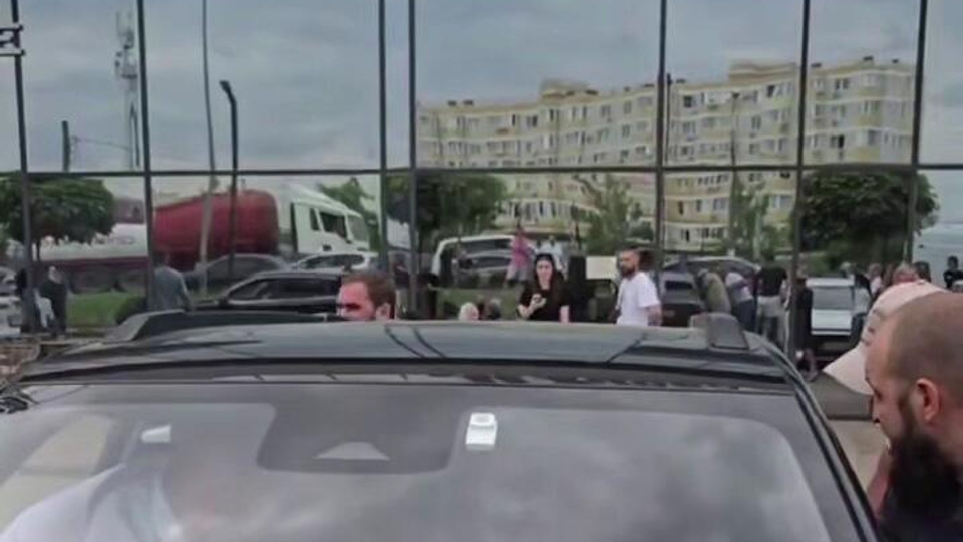 Обстановка у здания ТЦ в Краснодаре, где произошло нападение на посетителей - РИА Новости, 1920, 20.06.2026