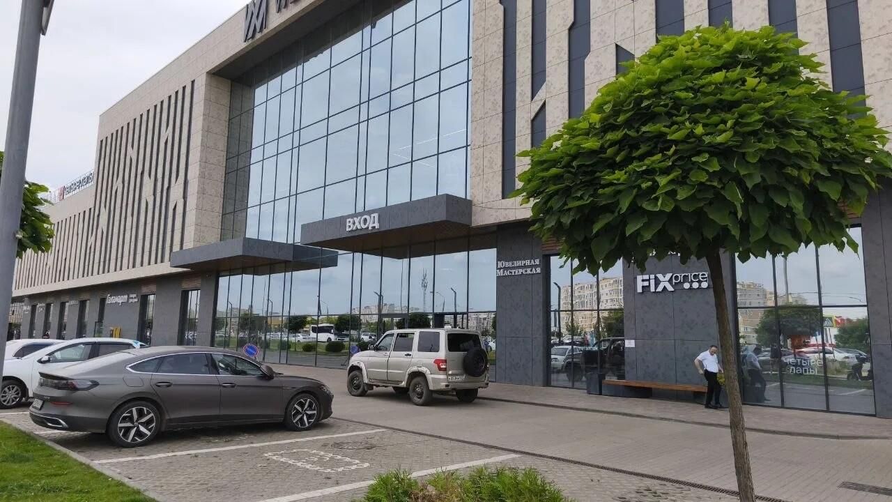 Обстановка у здания ТЦ в Краснодаре, где произошло нападение на посетителей - РИА Новости, 1920, 20.06.2026