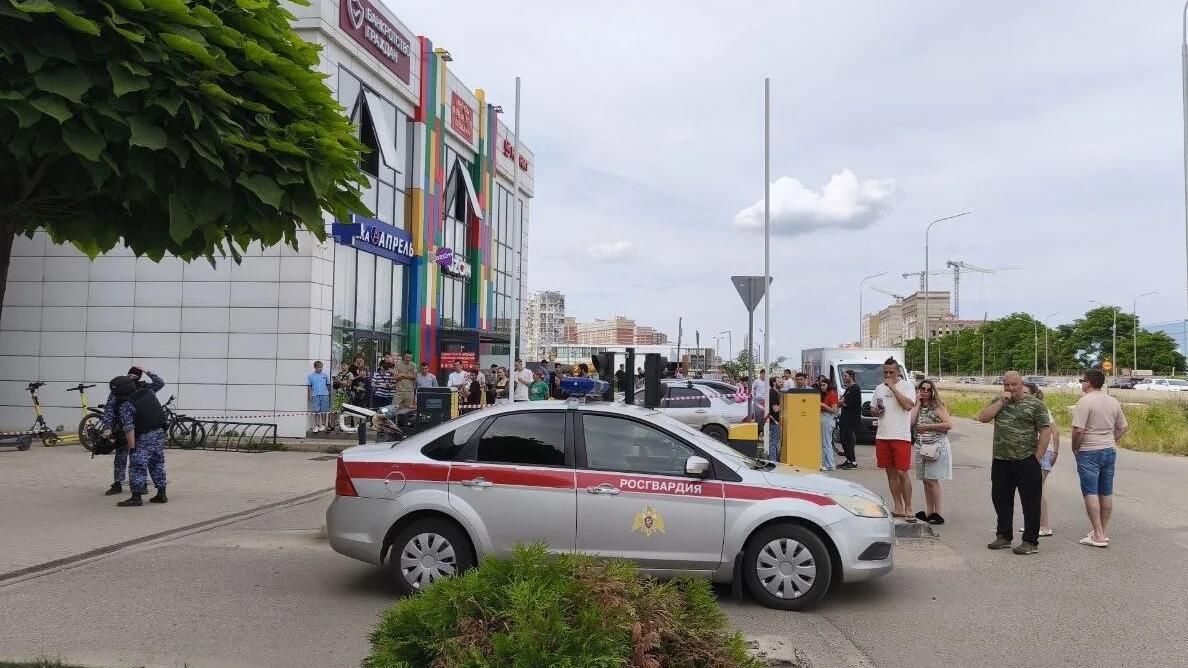 Обстановка у здания ТЦ в Краснодаре, где произошло нападение на посетителей Обстановка у здания ТЦ в Краснодаре, где произошло нападение на посетителей - РИА Новости, 1920, 20.06.2026