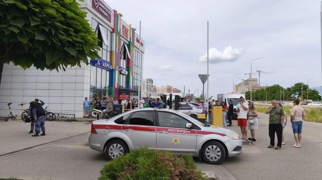 Обстановка у здания ТЦ в Краснодаре, где произошло нападение на посетителей