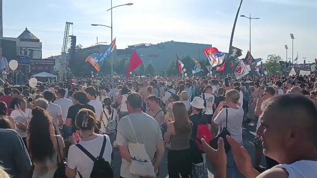 Протест перед студенческим кампусом в Нови-Сад
