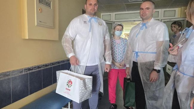 Делегация Минспорта Белоруссии и Белорусской федерации футбола в медцентре в Минске