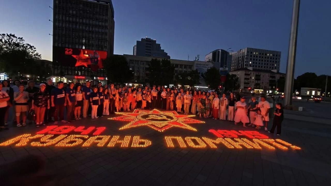 В Краснодаре зажгли огненную картину из более семи тысяч свечей В Краснодаре зажгли огненную картину из более семи тысяч свечей - РИА Новости, 1920, 21.06.2026
