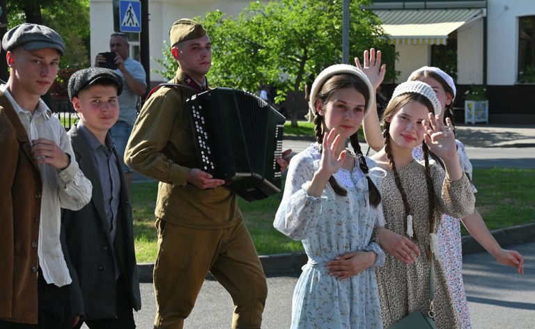 Участники военно-исторической реконструкции начала Великой Отечественной войны во время шествия в Бресте Участники военно-исторической реконструкции начала Великой Отечественной войны во время шествия в Бресте
